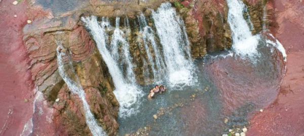 Cascada Colorada